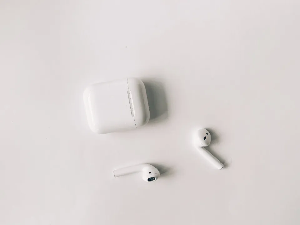 Airpods Flashing White and Not Connecting